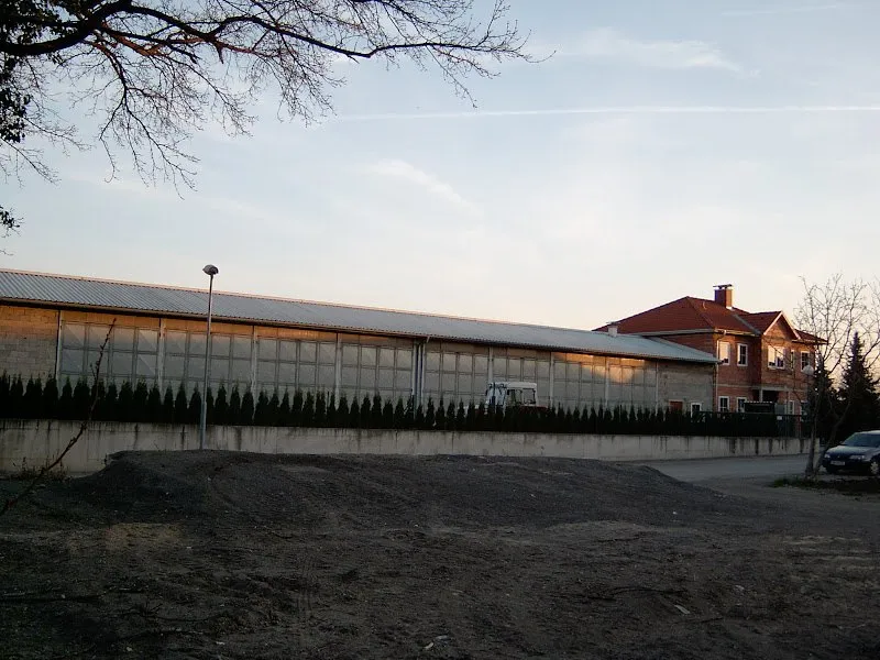 Die Halle gegenüber dem Elternhaus von außen, April 2003