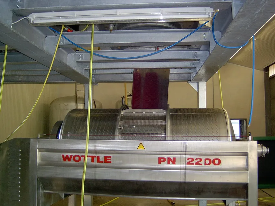 Die Presse Wottle PN 2200 im neuen Presshaus, September 2003