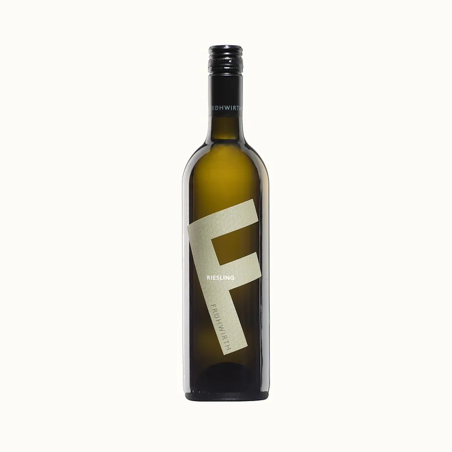 Flasche Weißwein mit dem schrägen F auf dem Etikett