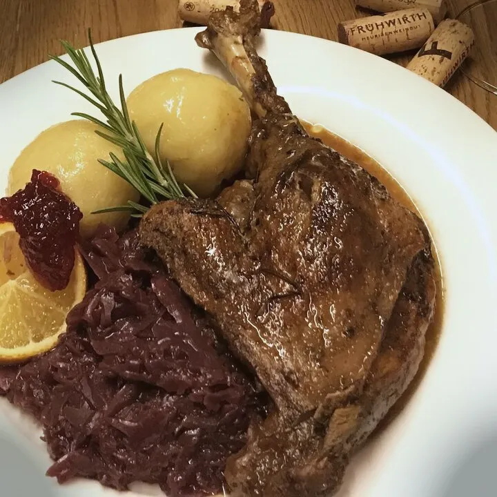 Knusprig gebratenes Gansl (ein Viertel) mit Erdäpfelknödel und Rotkraut