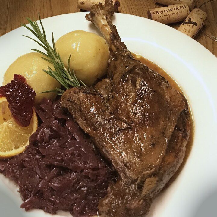 Knusprige Gänsekeule mit Erdäpfelknödel und Rotkraut