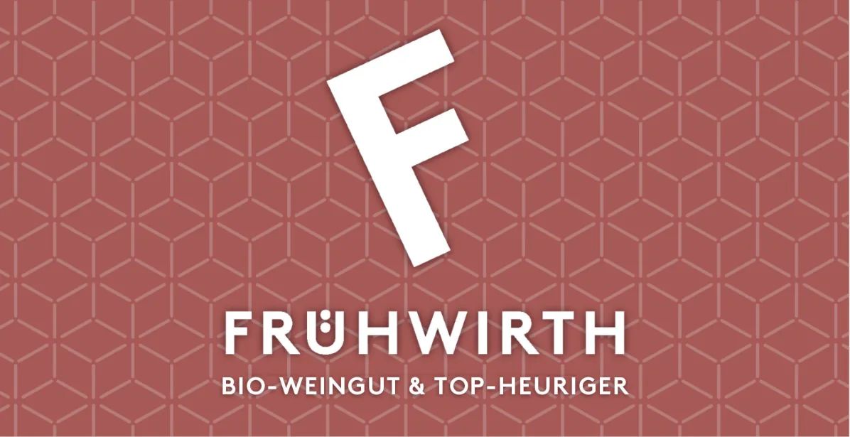 Die Gutscheinkarte: weißes F auf rotem Muster, darunter Frühwirth, Bio-Weingut und Top-Heuriger