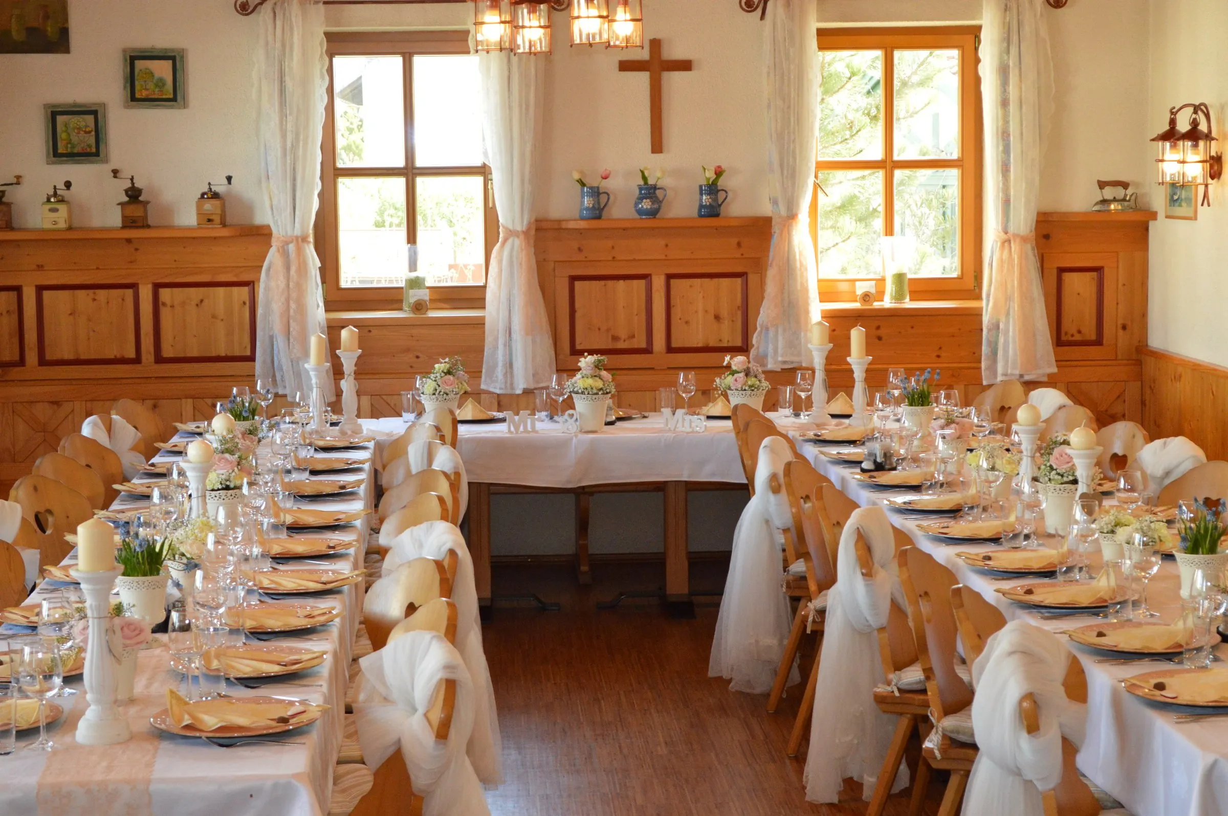 Erkerraum mit festlich gedeckter Tafel unter heller Holzdecke