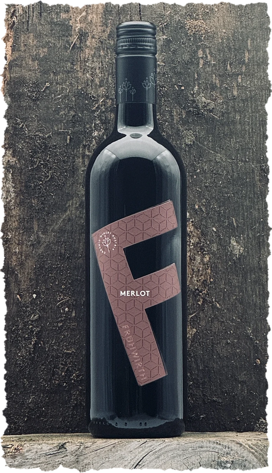 Flasche Merlot reserve vor einer Rostwand