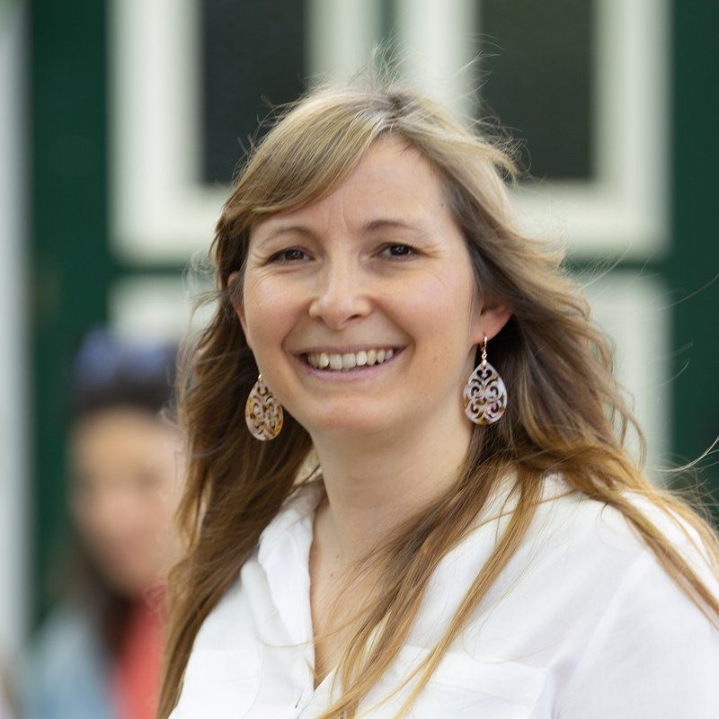 Tamara Frühwirth smiling in the wine tavern's garden