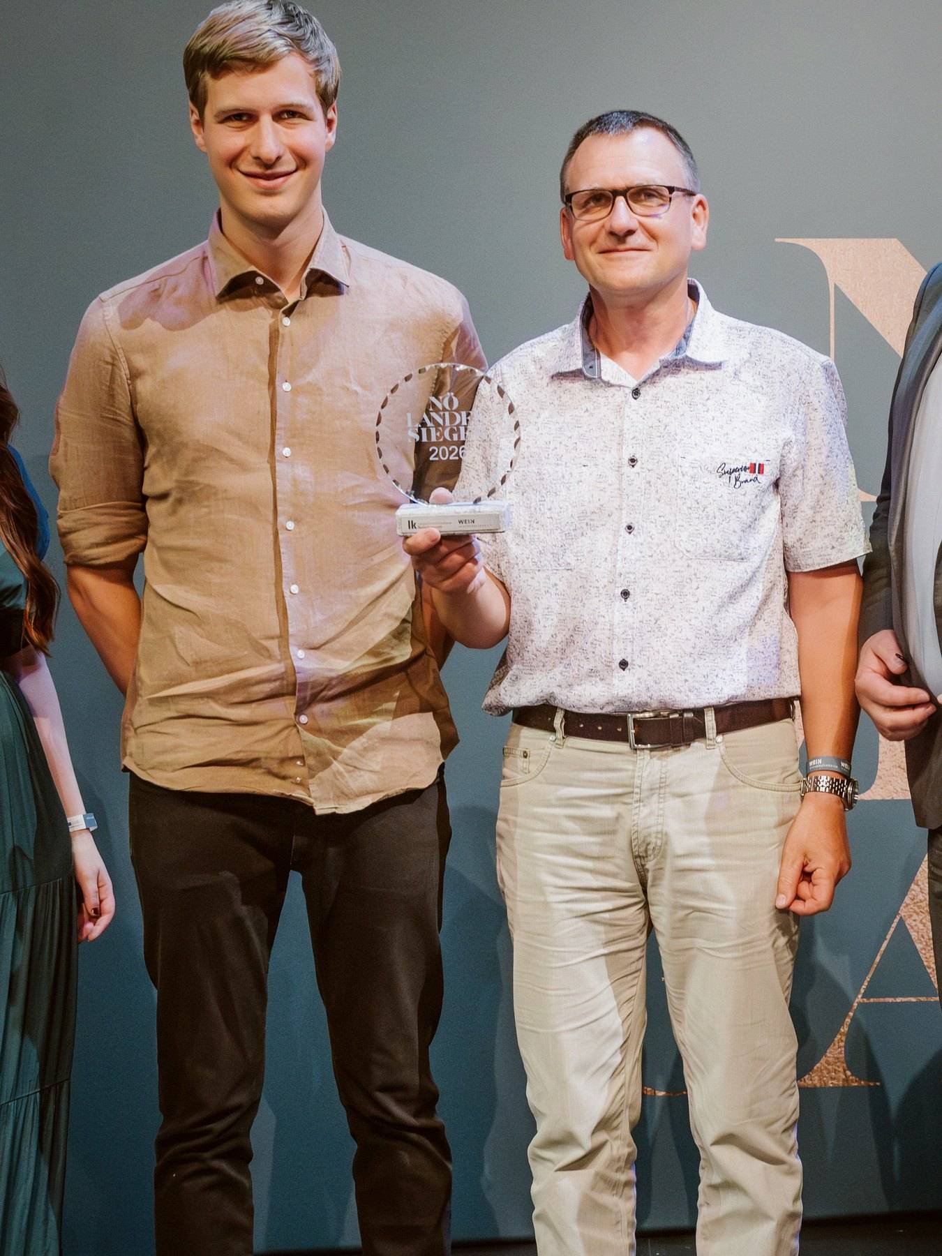 Die Preisübergabe auf der Bühne der NÖ Weingala, in der Mitte die Trophäe